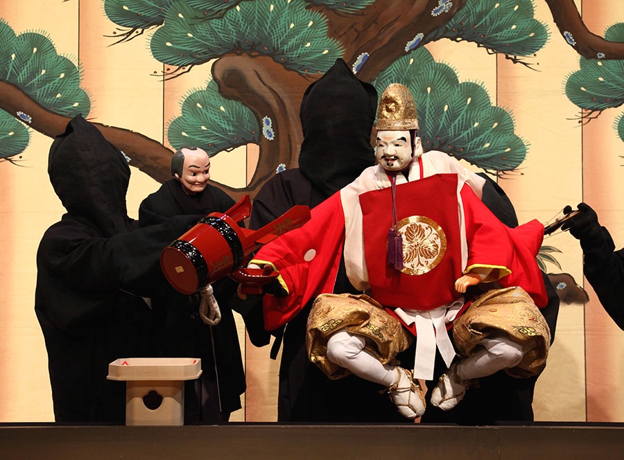 国生みの神話を題材にした淡路人形浄瑠璃の「戎舞」。©淡路人形座