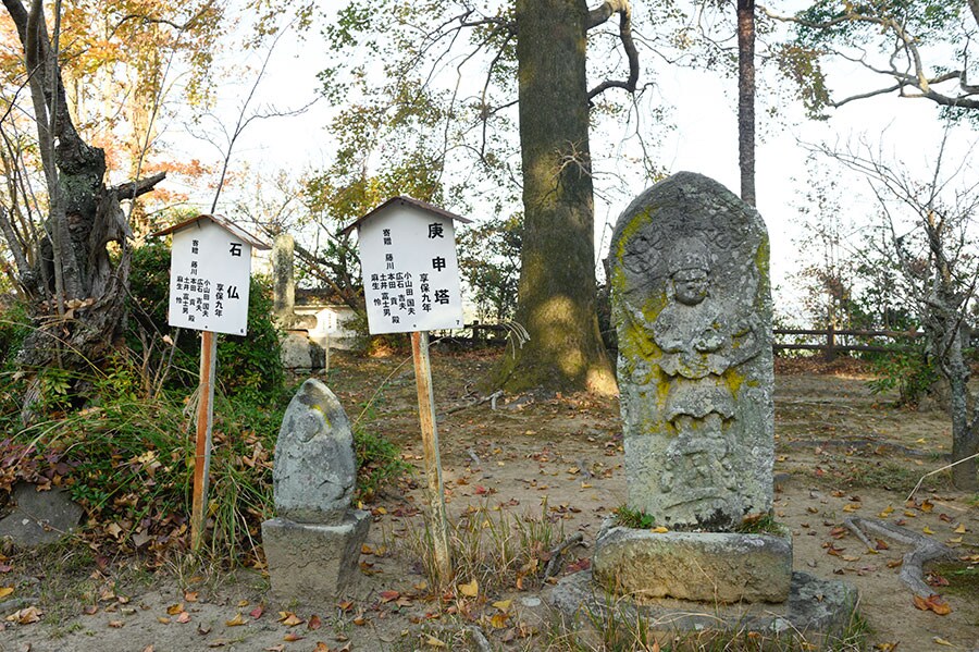 庚申塔や仏様の姿も。