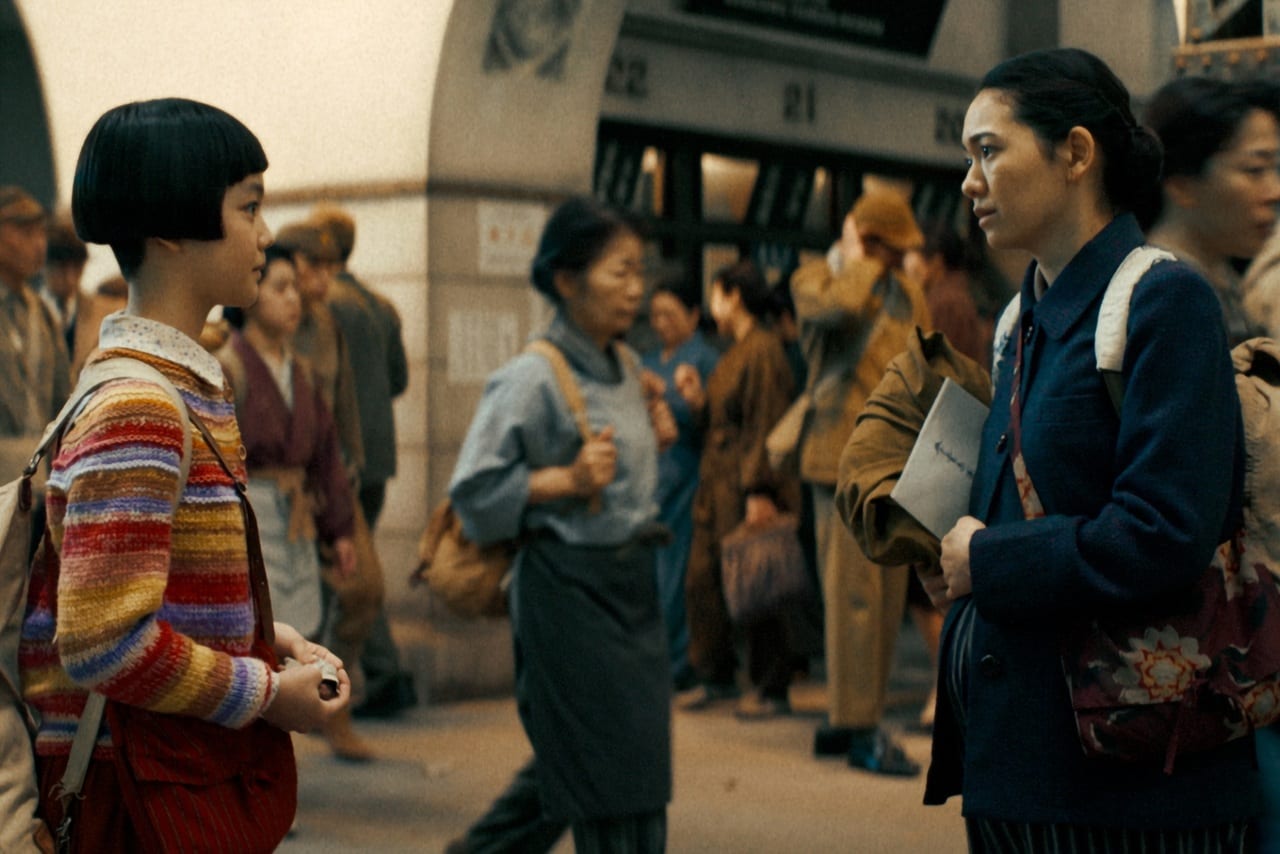 琴子を演じた小八重葵美（左）と、曽根役の二階堂ふみ（右）。映画『わたしの知らない子どもたち』より。©2026 K2 Pictures・AOI Pro.