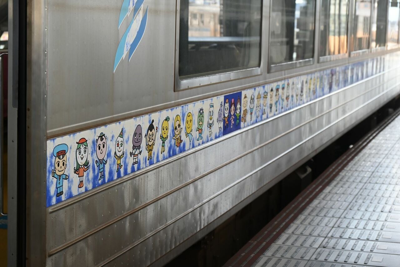 ごめん・なはり線の車両。やなせたかしさんが全駅に描いたキャラクターが小さく並ぶ