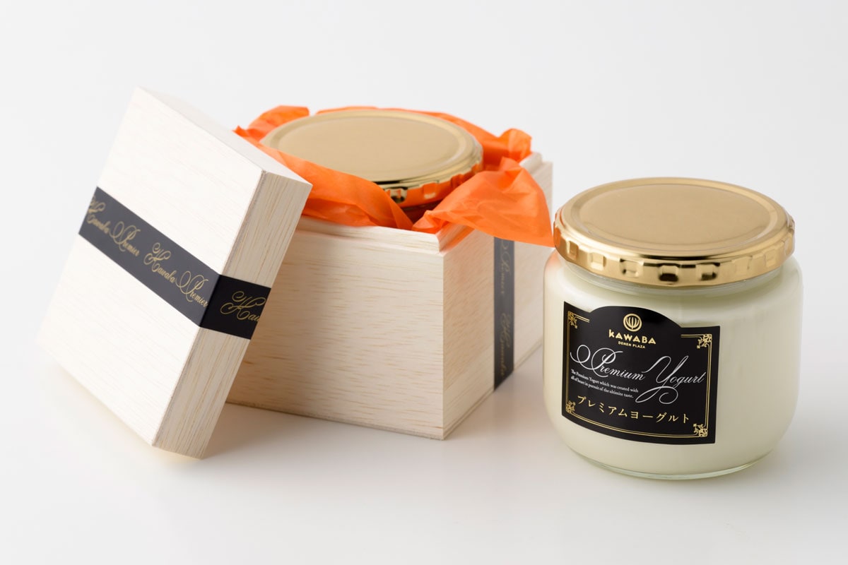 プレミアムヨーグルト 各1,800円（350ml）。