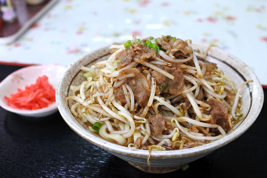 おまけ。食べてみたかった「食堂ひまわり」の牛肉そば。具の量がハンパなし！　麺まで到達できず……無念。