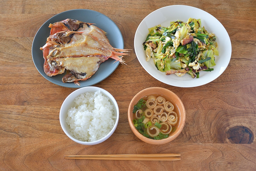 魚の干物はグリルで焼くだけ。味噌汁の具はうずまき麩と切っておいた青ネギを入れるだけ。