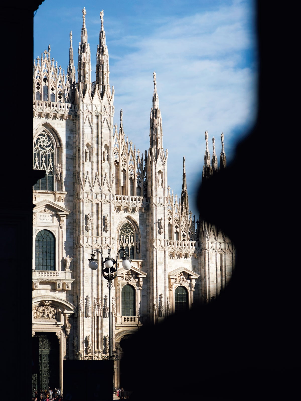 街の中心地に建つドゥオーモは、ゴシック建築の象徴。昼間は135本の尖塔の細部をじっくり鑑賞し、夜はライトアップされた幻想的な美に浸りたい。
