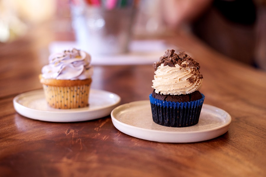 カップケーキも種類豊富。左から、ハニーラベンダー 5ドル、チョコレートピーナッツバタークランチ 5ドル。