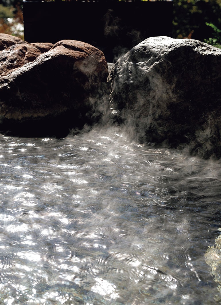 最上階にある露天風呂は朝がとくに気持ちいい。湯は山中温泉の総湯から引いている。