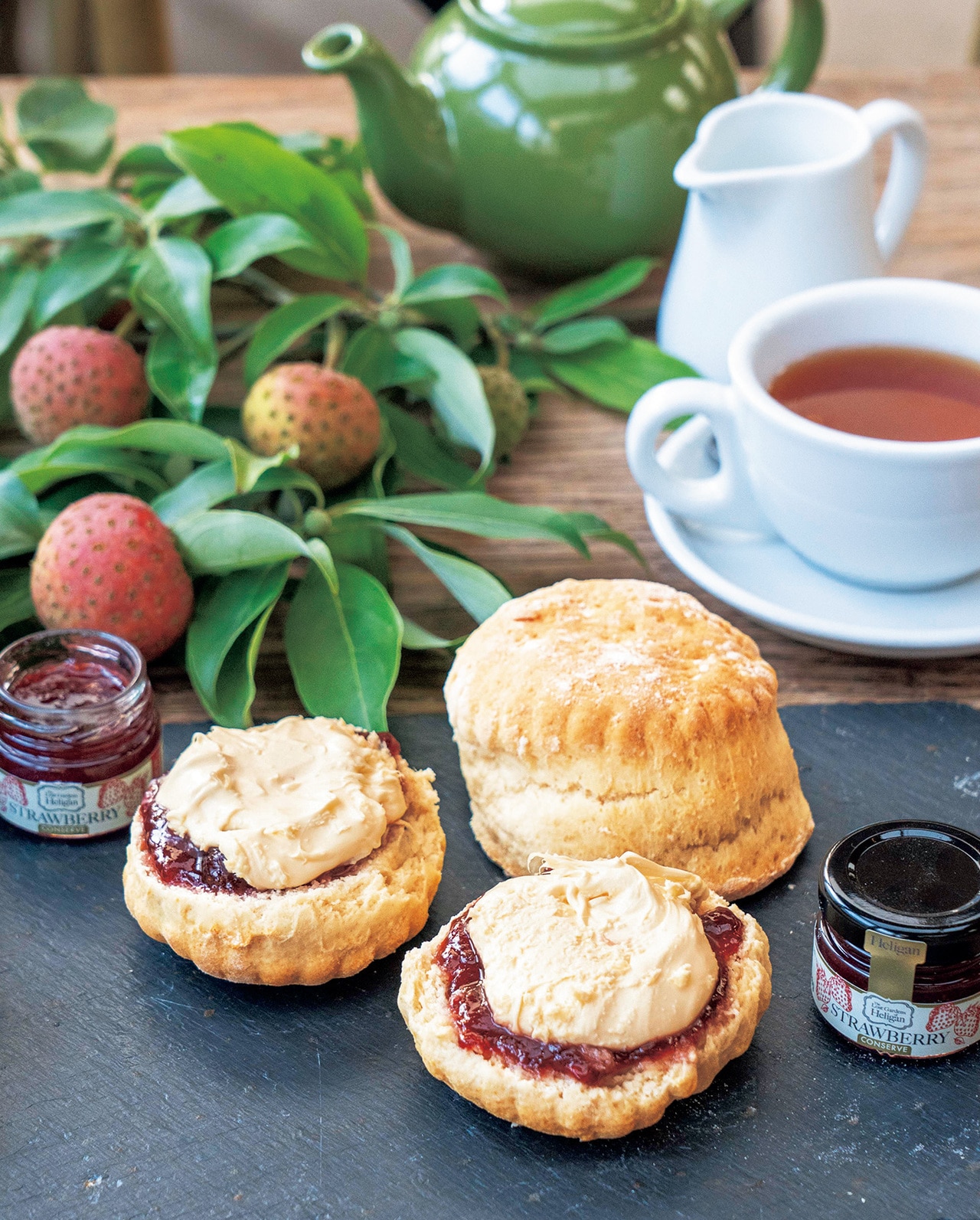 スコーン1個(ジャム&クリーム付き)£4 紅茶£5。