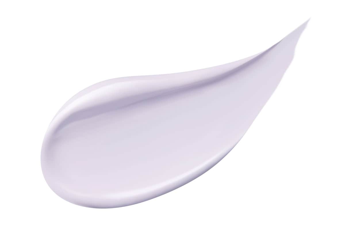 クールラベンダー。黄味を抑えて冴えた透明感のある明るい肌に。