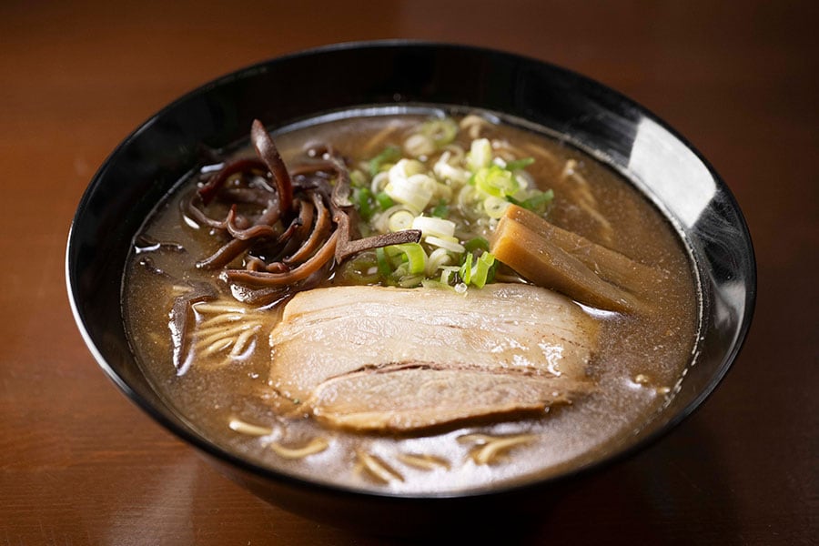 麺屋コルトンの「濃厚煮干し正油ラーメン」980円。