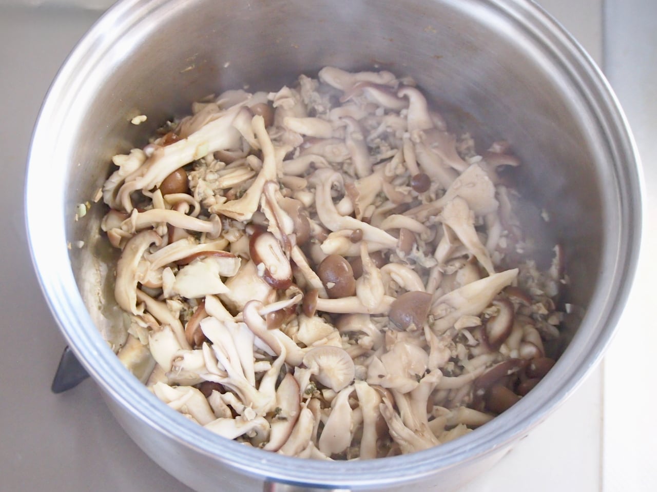 水分が飛んだら（3）のキノコ類を入れる。