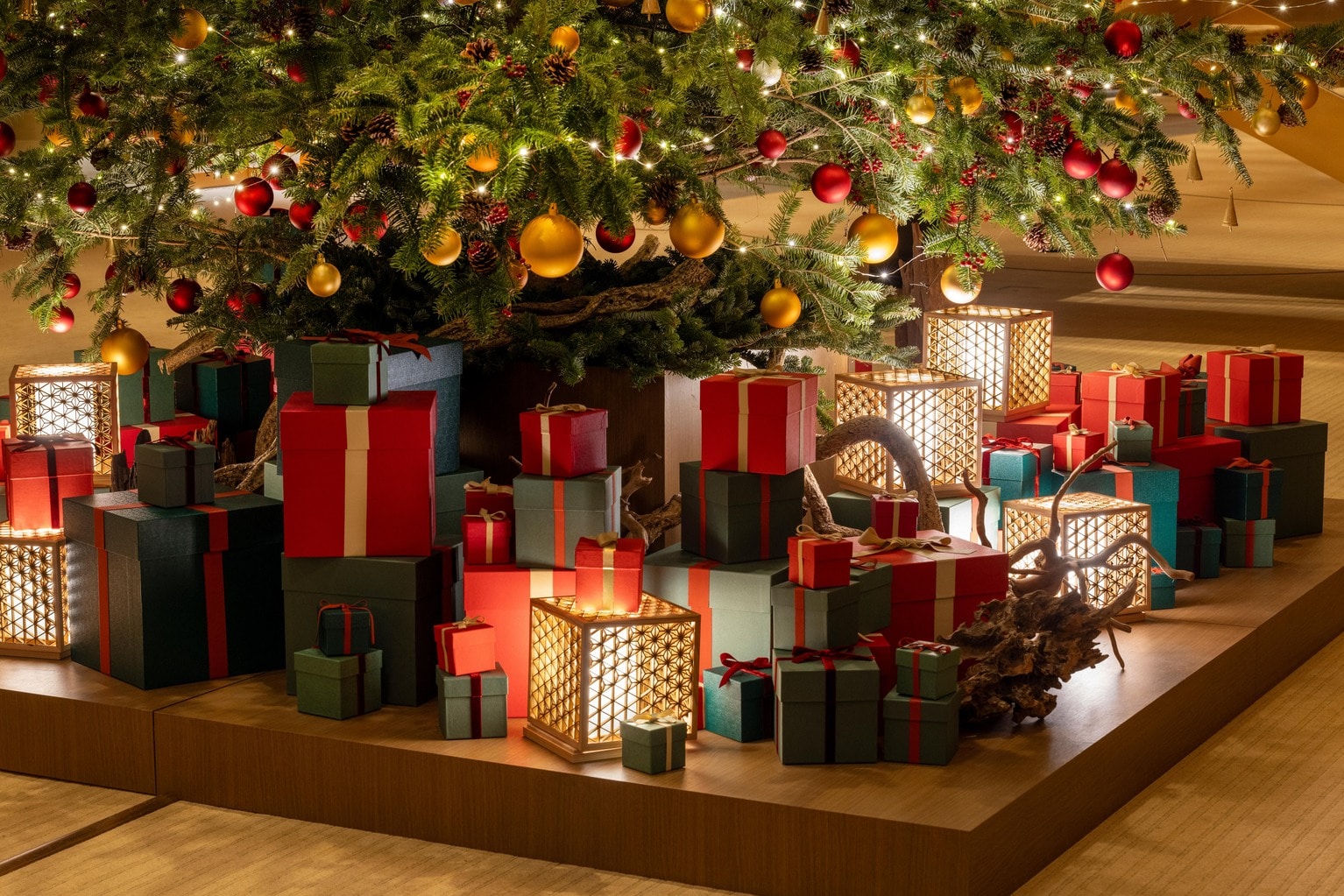 【オークラ東京のクリスマスツリー】4.5メートルの生モミの木がロビーに登場。ホテルの風格を漂わせる | ホテルのクリスマスツリー 2025 ...