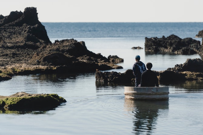 小さな桶型の舟に乗って大海原をクルージング！