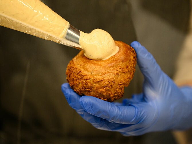 シュークリームは、店頭であふれんばかりにクリームを詰めてくれる。