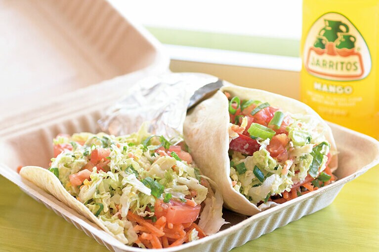 タコス(ベジ) 3.75ドル＆ブリトー(ベジ) 8.5ドル。