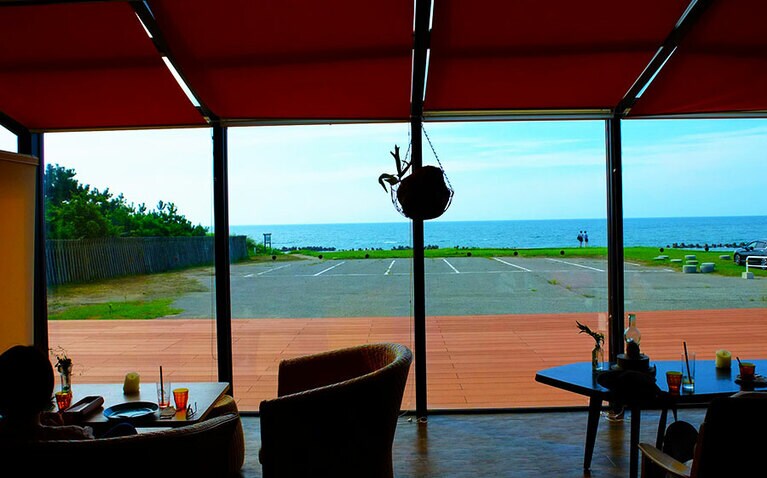 海を眺めながらのんびりくつろげる「安宅ビューテラス」。