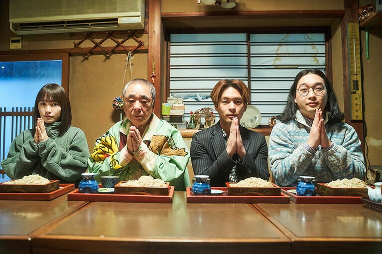 左から川栄李奈さん、三遊亭好楽さん、柳楽優弥さん、賀屋壮也（かが屋）さん。