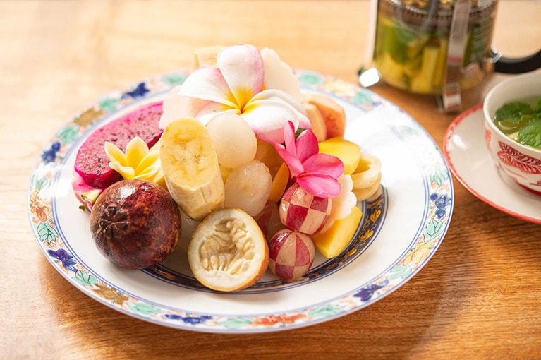 ヨガの後は朝食もヘルシーに。ある日のメニューは、ランブ―タンにマンゴスチン、グアバ、スネークフルーツ、未熟果のカカオ、バナナと盛りだくさん。レモングラスとミントのフレッシュハーブティーとともに。