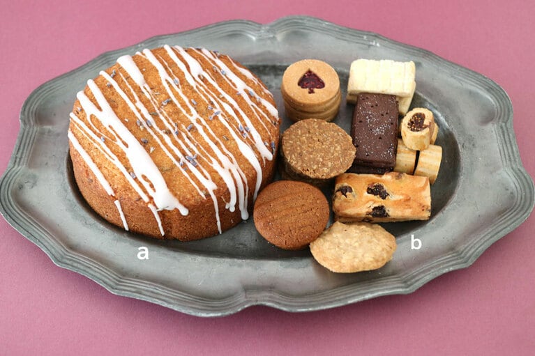 a：キャラウェイシード・ケーキ 直径15cm 2,680円 
b：クラシック U.K.ビスケット缶 3,550円／すべてビスケットバレル