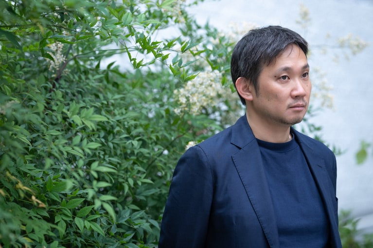 濱口竜介監督。
