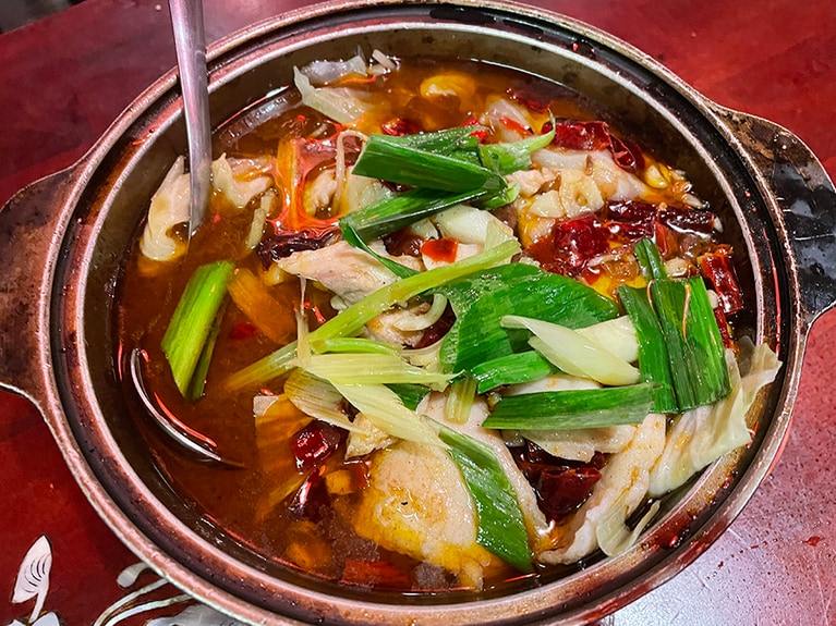 水煮魚260元。食欲旺盛になるような辛さ。ごはんも一緒に食べたくなる一品です。