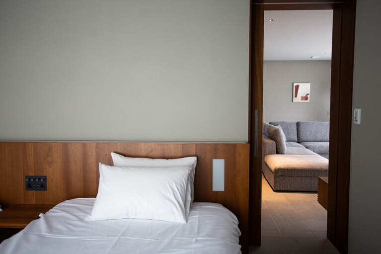 山荘わらび野［大分／由布院温泉］客室ベッドルーム。