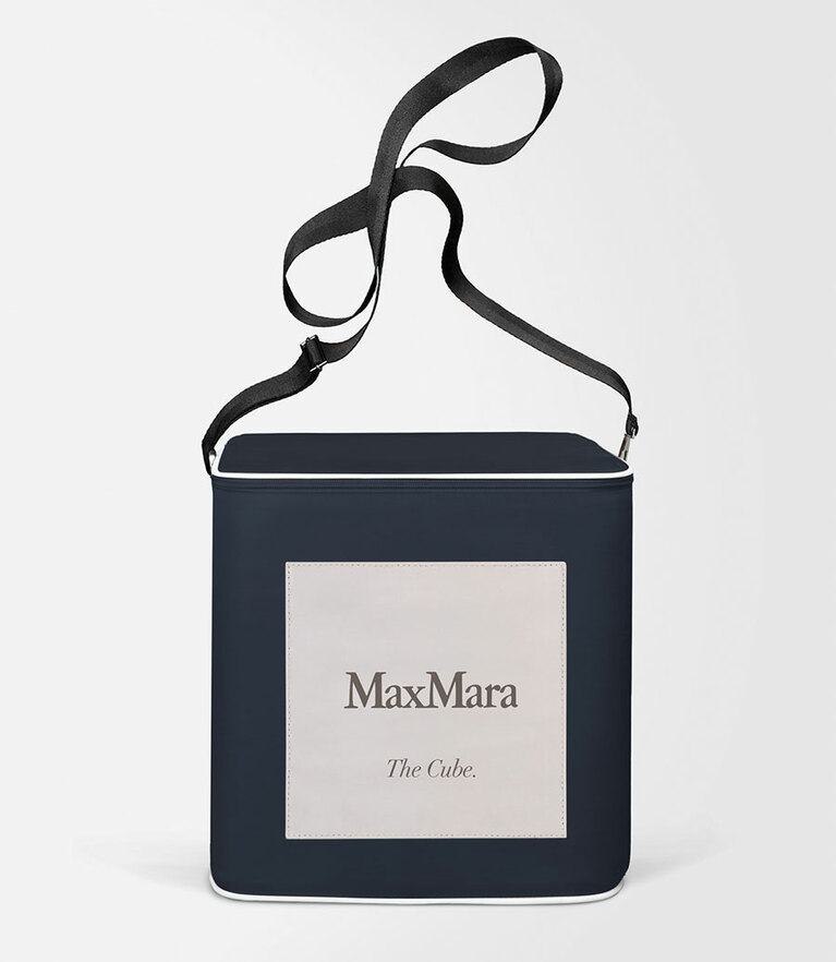 ベージュとホワイトもある全4色のトラベルバッグ 各00000円。