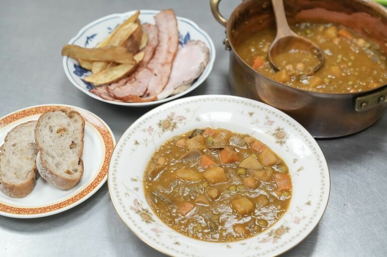 マーサの作るシチューには、宗教上の理由から動物性の食材が使われていない。ヘブンのために別皿でベーコンを用意していたという設定 （C）NHK