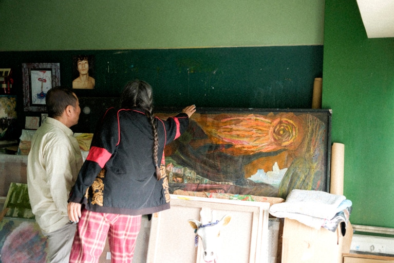 アトリエには大きなサイズの作品も。 ©橋本篤／文藝春秋