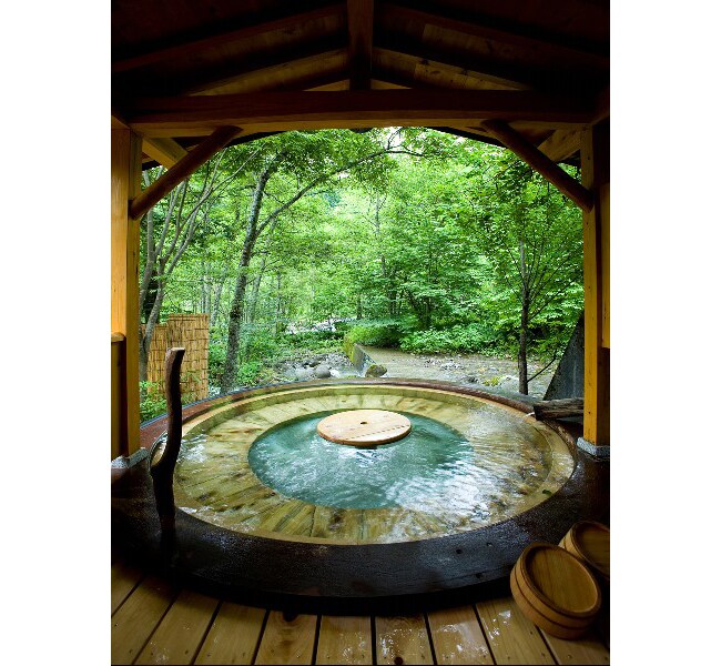 山里のいおり 草円［岐阜／福地温泉］夏の森の湯 釜湯。