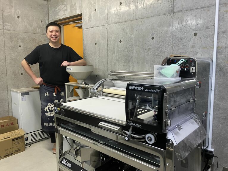 上が伸しと切りの機械