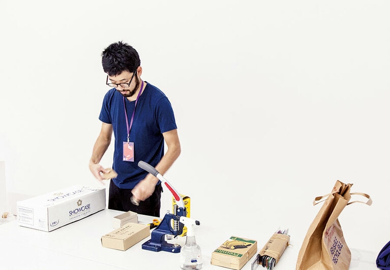 財布ひとつの制作時間は30～40分ほど。制作時間より、愛着あるダンボールから財布に使うものを選ぶほうに時間をとられることも。「制作方法は常に進化しています。」(島津さん)