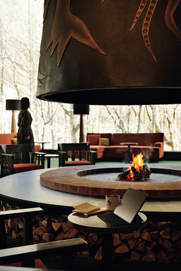 岡本太郎作の巨大暖炉「森の神話」を囲むロビー。パソコン作業もしやすく、仕事に集中できる。