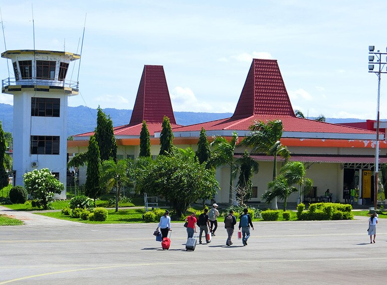 「ニヒ・スンバ」までは、ナム・エアでバリ島から1時間。初めての航空会社だったけれど、意外と快適。