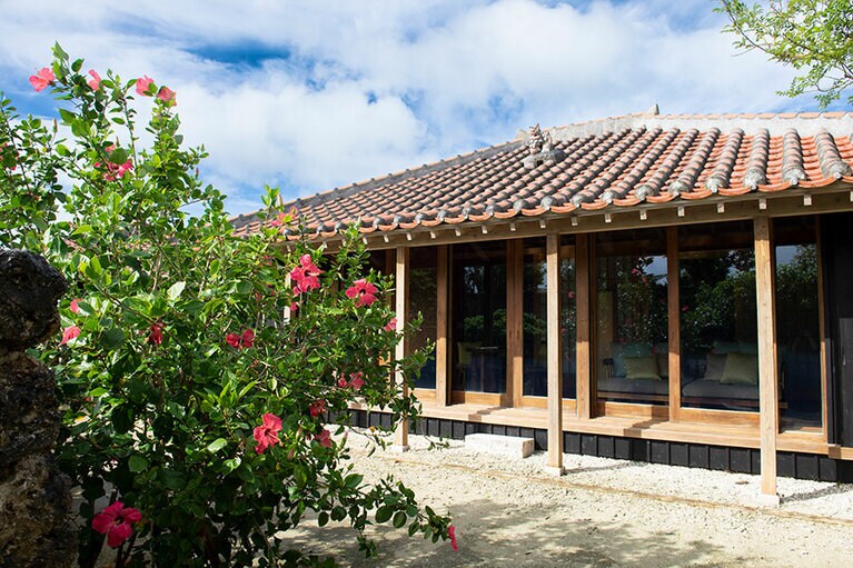 客室はすべて庭付きの戸建て。竹富島の伝統建築を踏襲したつくり。