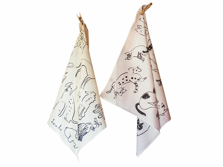 網中いづるのイラストハンカチ「犬とドライブ 愛しのカバン」と「眠る猫」各2,970円／Loule