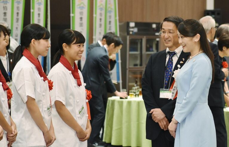 2018年8月、交流レセプションで高校生と言葉を交わされる眞子さま（当時、鳥取県伯耆町）　©時事通信社