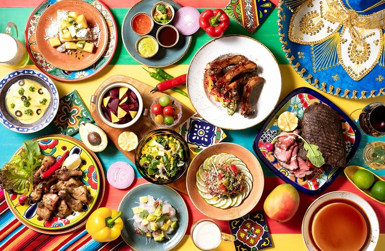 ベイサイドビアガーデン「BBQ フィエスタ ラティーナ」のイメージ。大人1名7,000円、こども（6～12歳）3,500円（ともに税・サ込）。