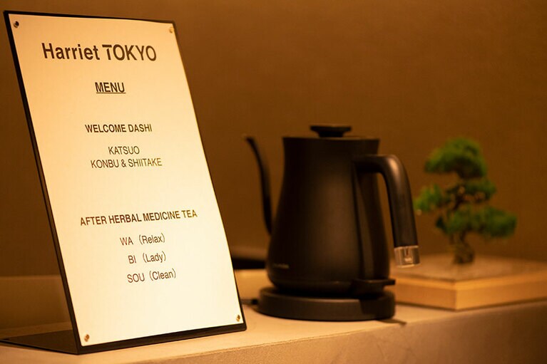 上質なカツオ、昆布、椎茸をミックスしたちきり清水商店のウェルカム出汁は、塩が入っていないのに味に深みを感させ身体に染み入る。