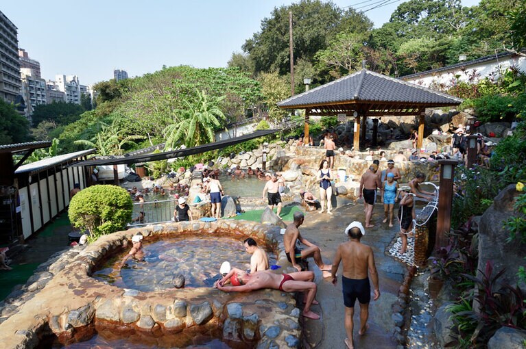 北投親水公園露天温泉の全景。左のブースで水着に着替える。