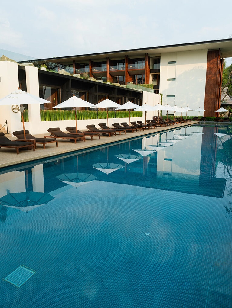 川沿いのプール。