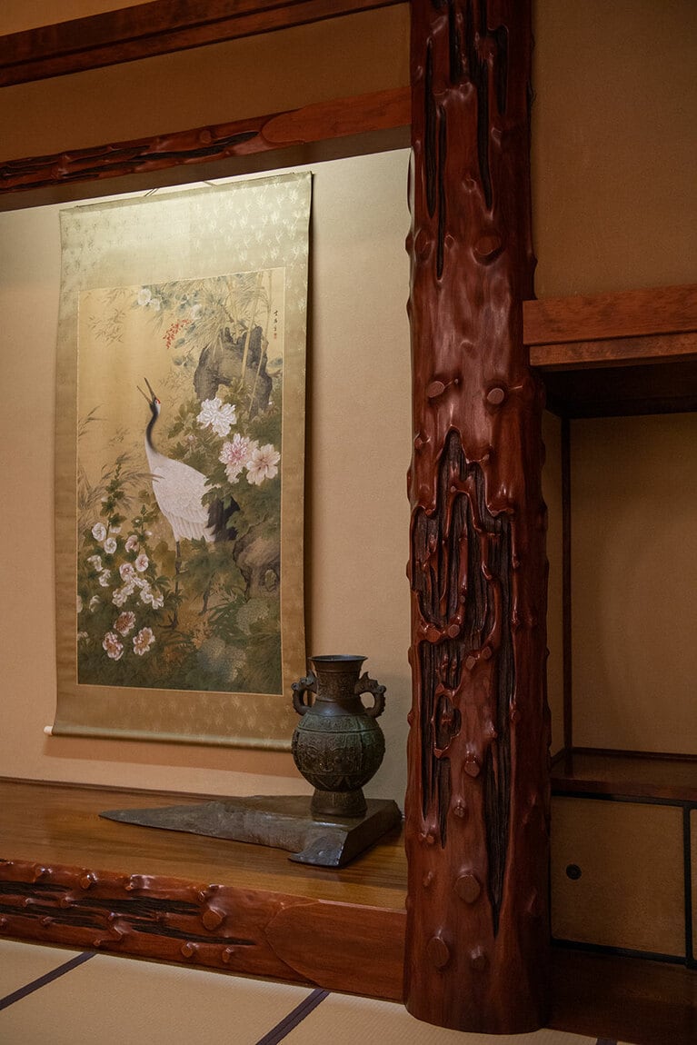 紫檀の木の柱。触れてOKだが、博物館などに収蔵されていても不思議ではないくらいのものが、ここかしこに。