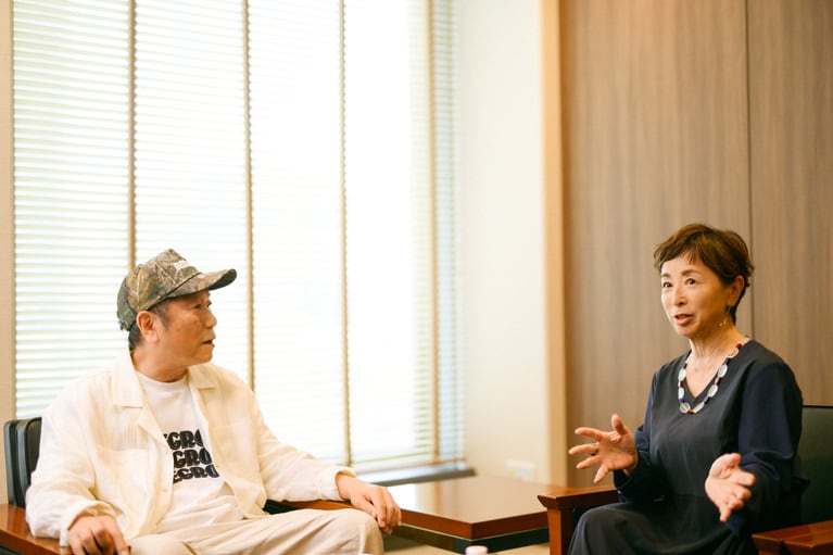 近田春夫さんと阿川佐和子さん。