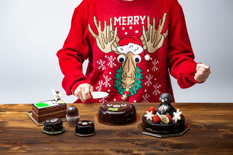 こんなに可愛いSuicaのペンギンたちに、ナイフを入れなければならないなんて……。(着用セーター：編集部私物)