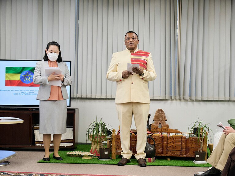 在日エチオピア大使館は、都営浅草線高輪台駅から大通り沿いを歩くこと約5分の場所にあるビルの2階にある。大使の方が歓迎の挨拶で出迎えてくれた。