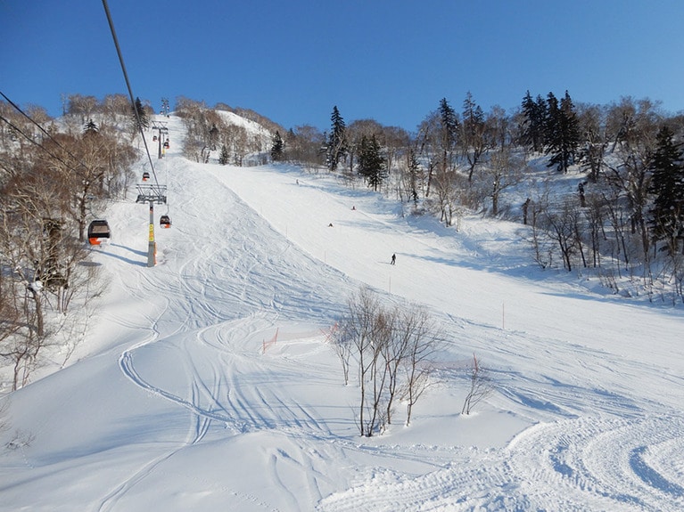 ゴンドラで眺望をゆったりと楽しみながら。一気に1,180メートルの朝里の頂上へ。