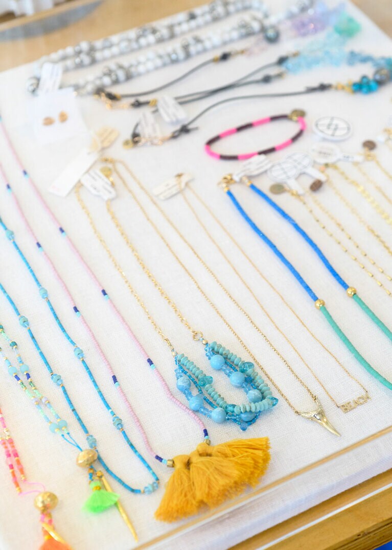ビーズやフリンジがカラフルなジュエリー。