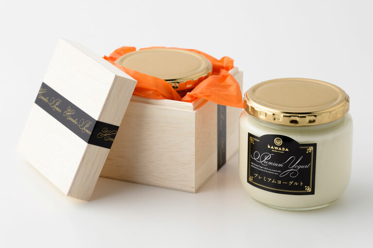 プレミアムヨーグルト 各1,800円（350ml）。