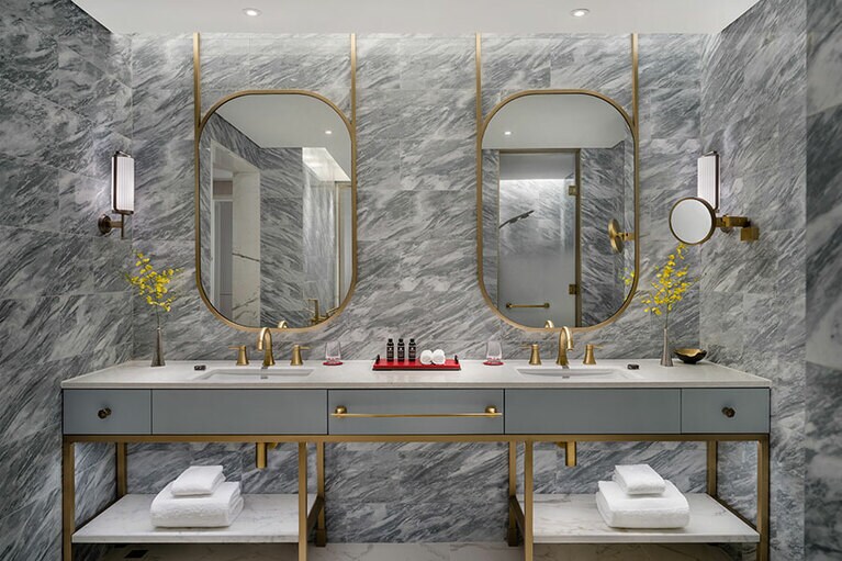 全室バスタブとシャワー別、ダブルシンクで、ゆったりと身支度ができる。