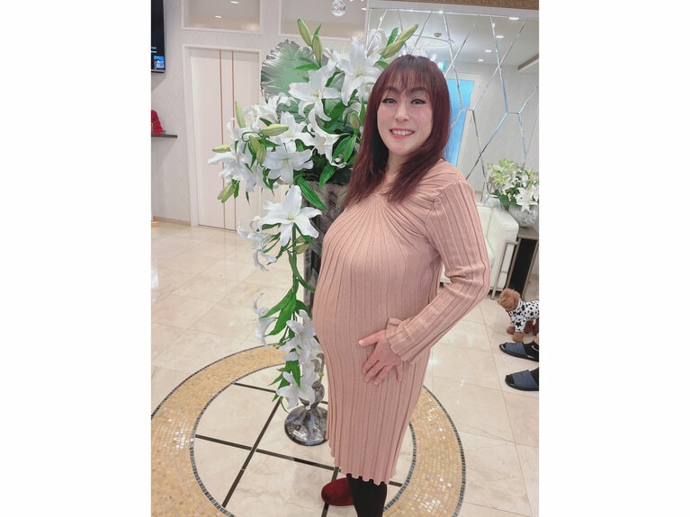 臨月の上田さん。妊娠したことについてはスタッフにも告げておらず、これまで通り仕事を行っていたそう。「どんなにつらくてもお客さまとの会話が気分転換になりました」（本人提供）