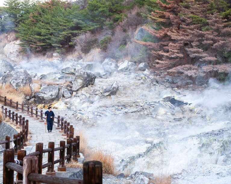 大地のエネルギーを感じながら、ストレッチなどで心地よい汗を流す「雲仙地獄パワーウォーク」。